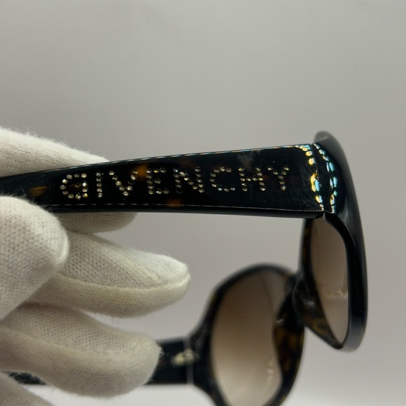 Givenchy Sunglasses SGV616S - Picture 6 of 9